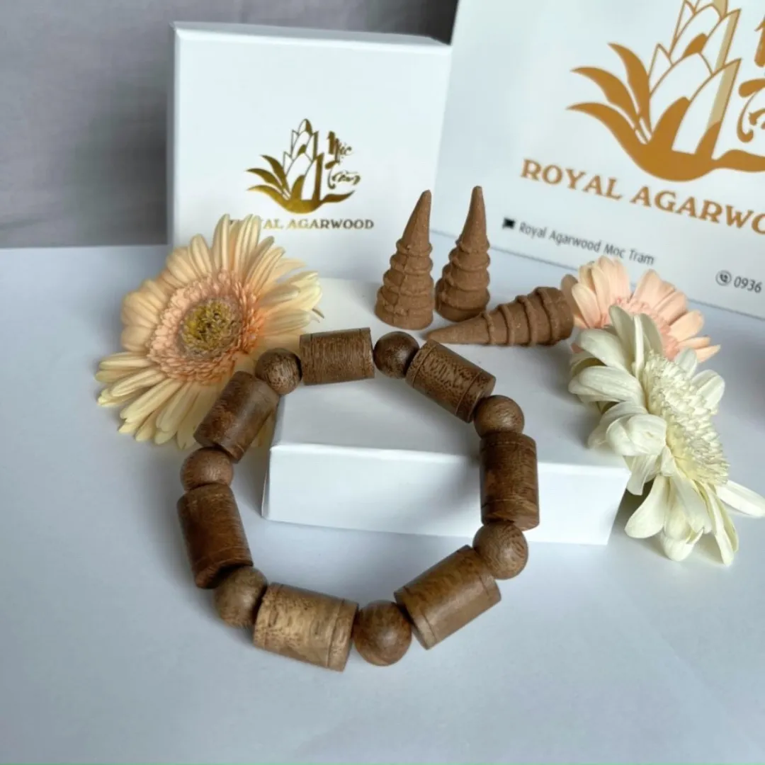 Vietnamese Natural “Kien Toc” Agarwood Bracelet – 13mm Round Beads with Bamboo Joint Accents